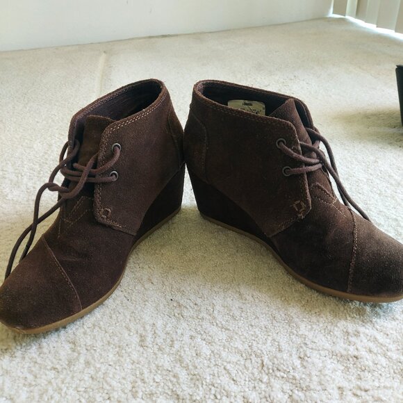 Toms Suede Chocolate Brown Wedge Bootie with Laces EUC - Picture 3 of 7